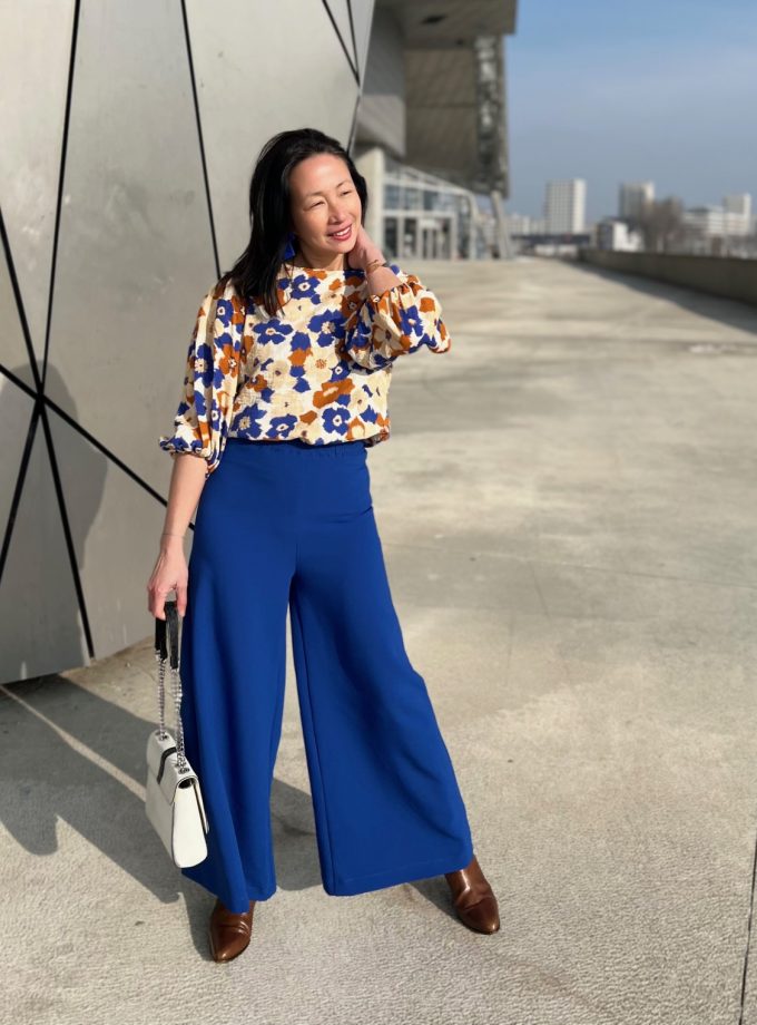 Tissu crêpe bleu intense