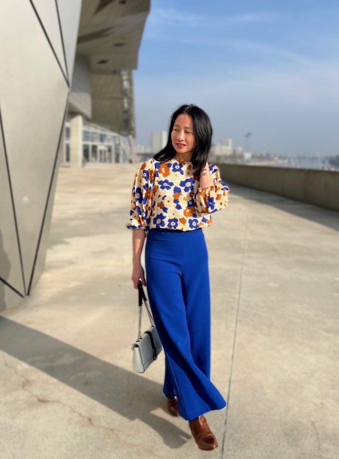 Tissu crêpe bleu intense