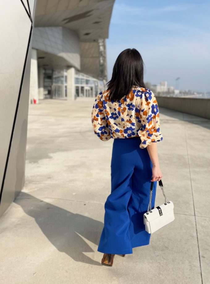 Tissu crêpe bleu intense