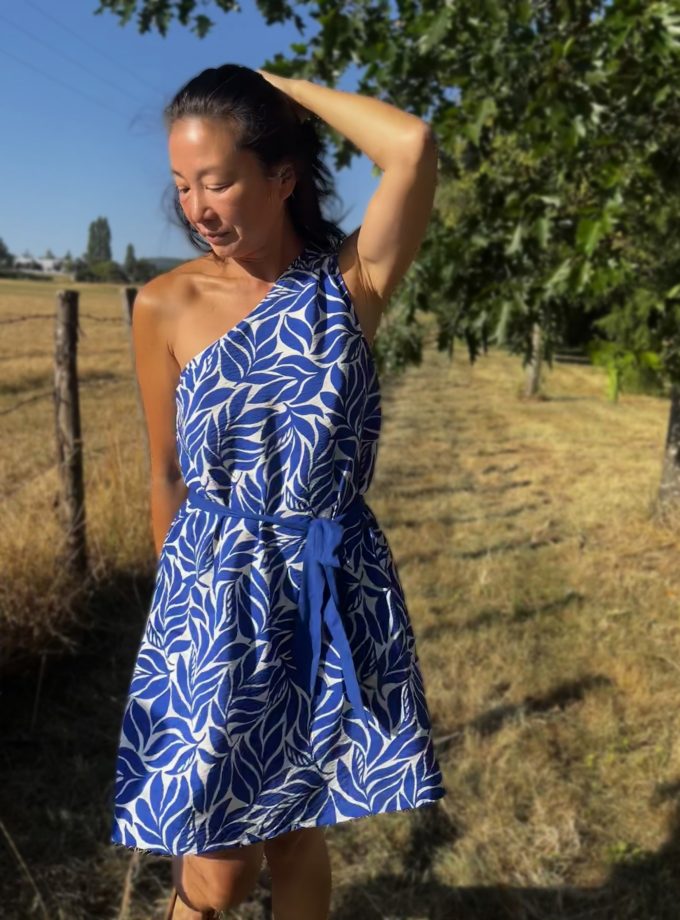 Patron couture Robe Charline Clematisse pattern + tissu texturé satiné Maéra