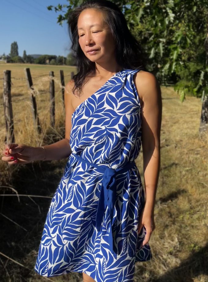 Patron couture Robe Charline Clematisse pattern + tissu texturé satiné Maéra